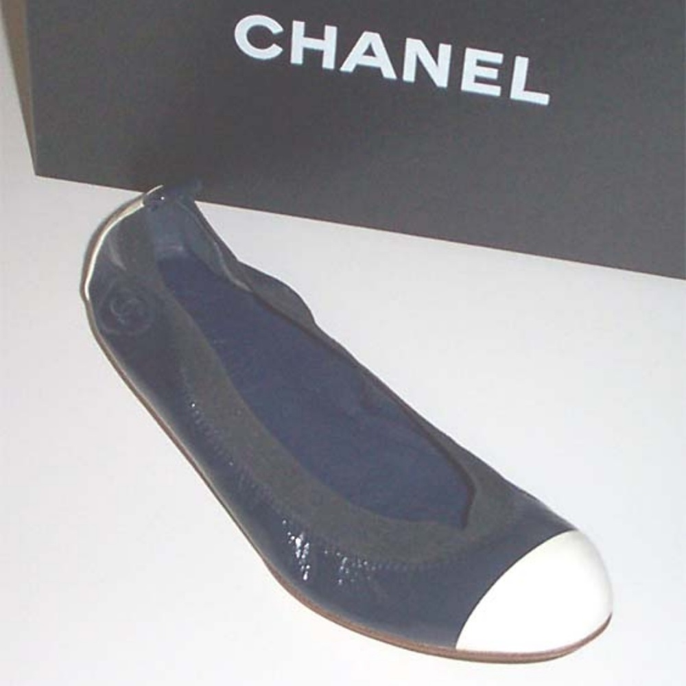 NEW CHANEL classic 2 tone ballet CC logo 37 flats